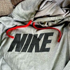 NIKE Small Hoodie Therma-Fit